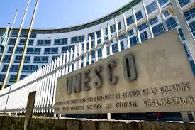 Ikonische Fassade des UNESCO-Hauptquartiers in Paris