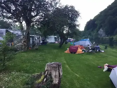 Camping en bord de rivière dans la vallée de la Semois, avant ou après le kayak