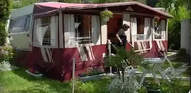 Freundesgruppe im Kajak in den Ardennen