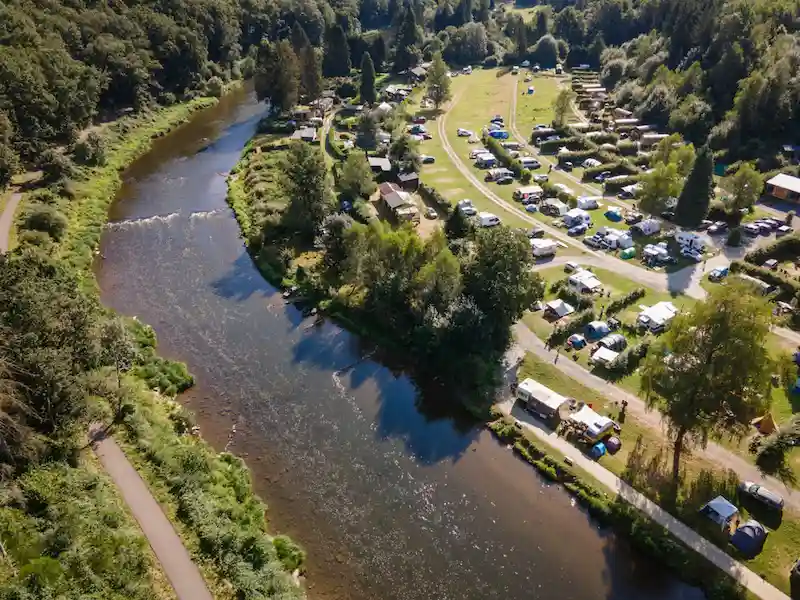 Luftaufnahme Campingplatz am Ufer der Semois – belgische Ardennen