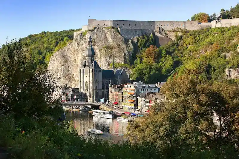Citadelle de Dinant dominant la Meuse depuis 100-120 m – vue panoramique