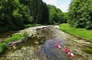 Kayak en famille sur la Semois – rivière de classe I, sans rapides