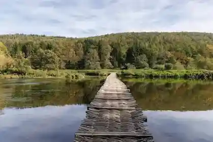 Kayak Semois : passage devant le Pont de Claies de Laforêt (80m)