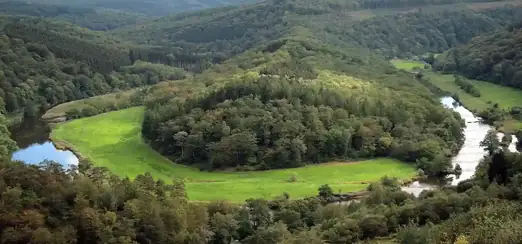 Le Tombeau du Géant, méandre boisé classé de la Semois dans les Ardennes belges