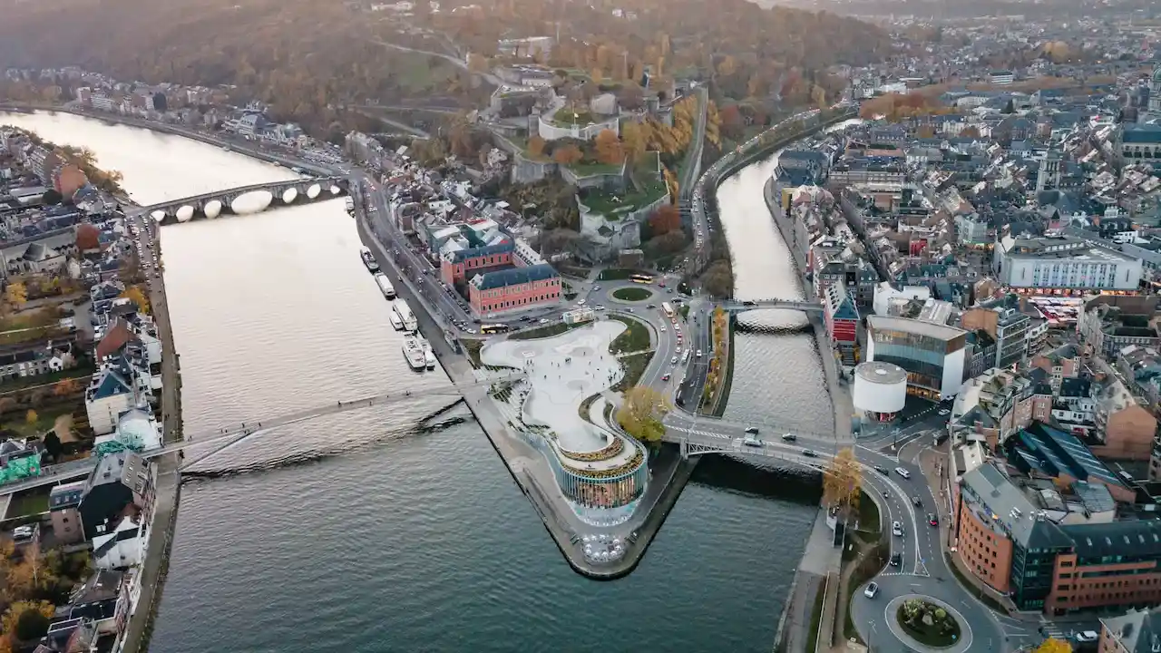 Vue aérienne du confluent de la Sambre et de la Meuse dominé par l'éperon du Champeau et la Citadelle de Namur